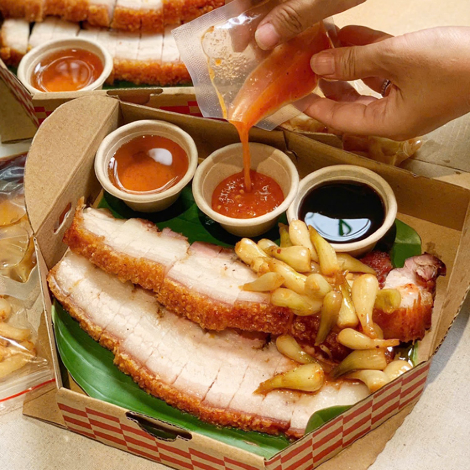 Thịt quay Kí Lô chặt 300gr (tặng kiệu)